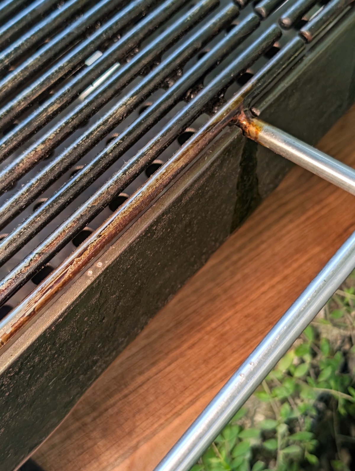 Close-up of the seasoned grates and the weld joining a handle