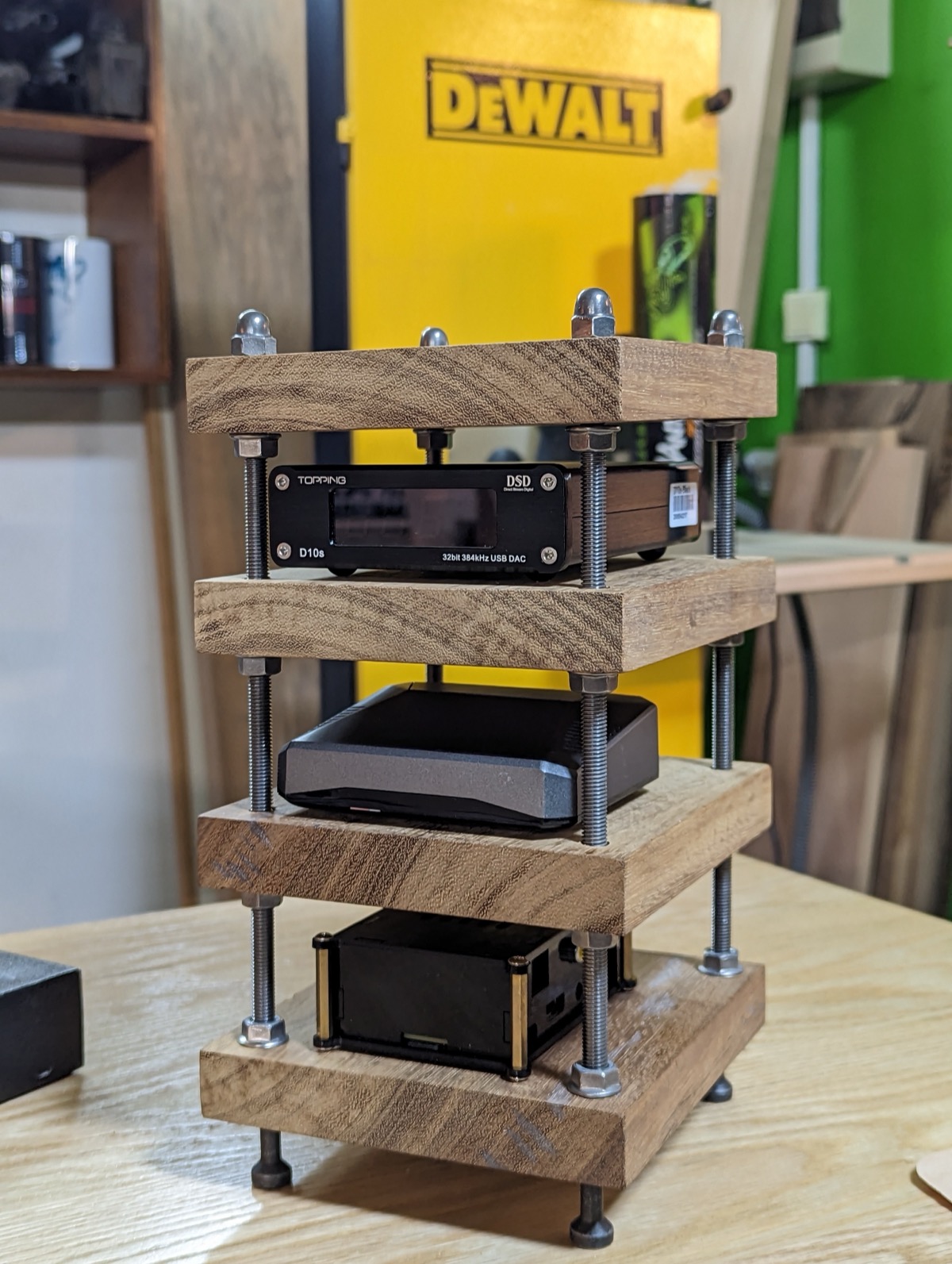 The assembled rack on the workbench with the DAC, the streamer and the Raspberry Pi in place